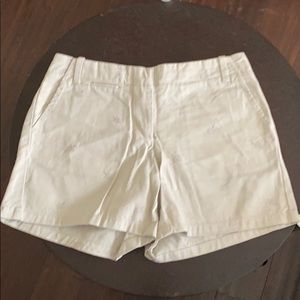 Khaki shorts with turtle details